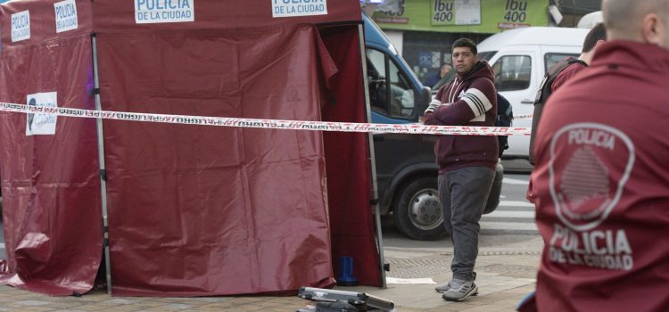 Encuentran el cuerpo de una mujer en la calle en Devoto